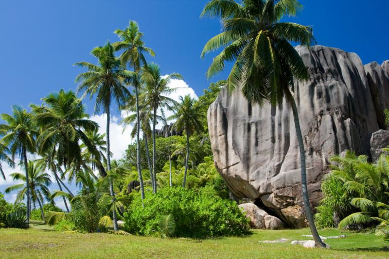 private-island-hopping-sisters-coco-felicite-la-digue-seychelles